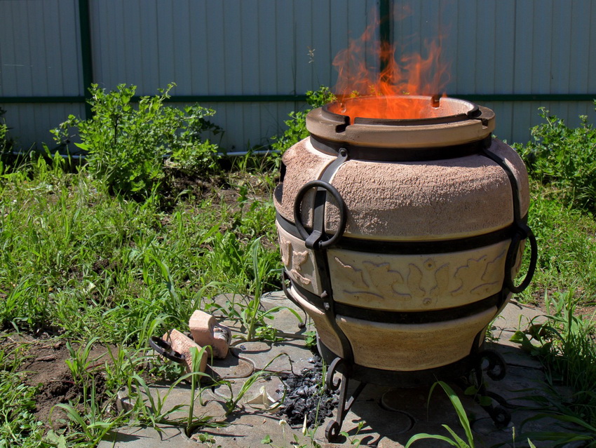 เตาแทนดอร์แบบพกพาพร้อมขาโลหะสามารถติดตั้งได้ในทุกที่ที่สะดวก เตาแทนดอร์แบบพกพาพร้อมขาโลหะสามารถติดตั้งได้ในทุกที่ที่สะดวก