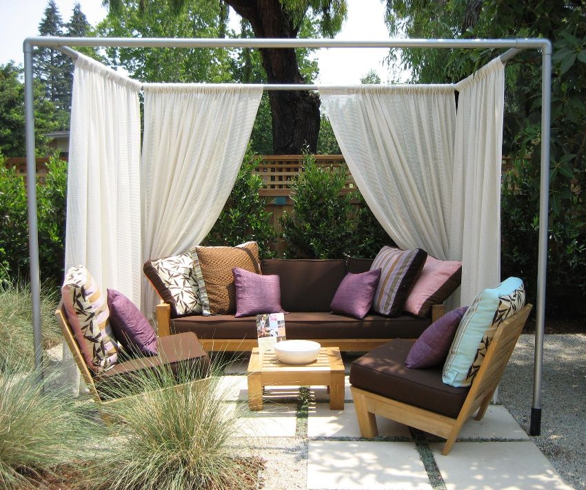 Bergantung pada arah sinar matahari dan hembusan angin, tirai dapat dipindahkan ke arah yang diinginkan Bergantung pada arah sinar matahari dan hembusan angin, tirai dapat dipindahkan ke arah yang diinginkan