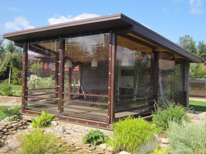 Tingkap lembut untuk gazebo diperbuat daripada polivinil klorida, yang mempunyai banyak kelebihan berbanding kain konvensional atau kaca tetap. Tingkap lembut untuk gazebo diperbuat daripada polivinil klorida, yang mempunyai banyak kelebihan berbanding kain konvensional atau kaca tetap.