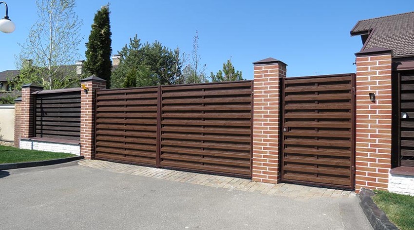 Hmotnosť drevených častí je malá, takže nebude ťažké nainštalovať taký plot svojpomocne. Hmotnosť drevených častí je malá, takže nebude ťažké nainštalovať taký plot svojpomocne.