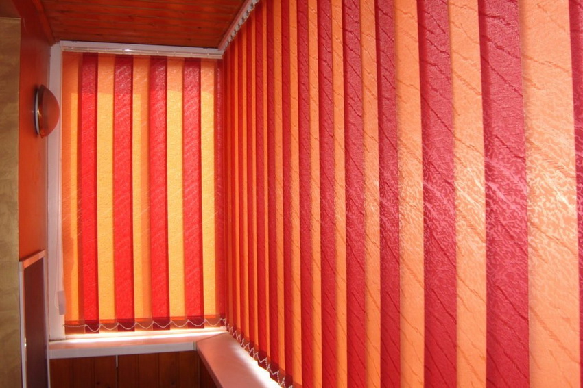 משתמשים בתריסים אנכיים לקישוט המרפסת בתדירות נמוכה יותר, מכיוון שהם פחות נוחים לתפעול משתמשים בתריסים אנכיים לקישוט המרפסת בתדירות נמוכה יותר, מכיוון שהם פחות נוחים לתפעול