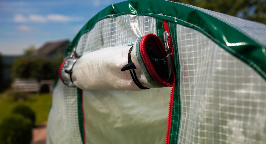 ฟิล์มเสริมความแข็งแรงเป็นวัสดุสามชั้นซึ่งโครงตาข่ายที่ทำจาก lavsan วางอยู่ระหว่างโพลีเอทิลีนสองชั้น ฟิล์มเสริมผ้าใบผ้าใบเสริมแรงและเต็นท์คลุมประเภทอื่น ๆ