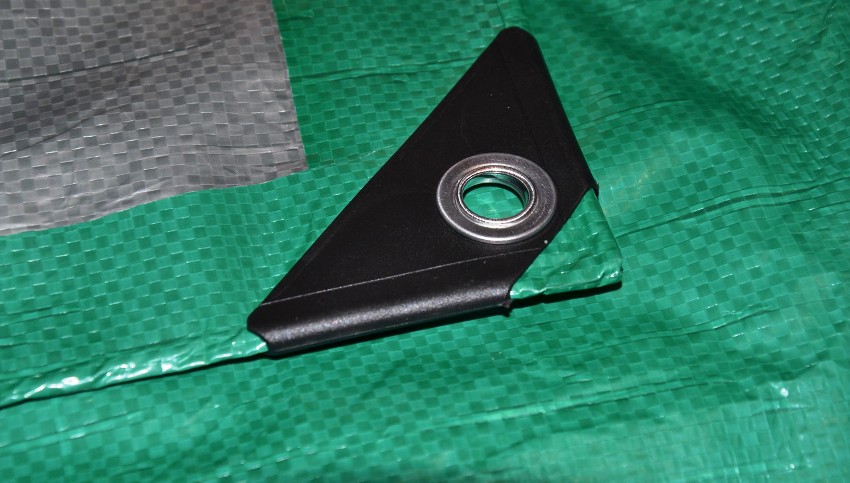 วัตถุดิบสำหรับการผลิตผ้าใบกันน้ำคือโพลีเอทิลีนริบบิ้นที่ยาวจะพันกันแน่นแล้วเคลือบทั้งสองด้าน วัตถุดิบสำหรับการผลิตผ้าใบกันน้ำคือโพลีเอทิลีนริบบิ้นที่ยาวจะพันกันแน่นแล้วเคลือบทั้งสองด้าน