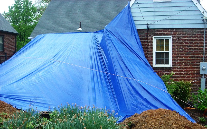 เนื่องจากความยืดหยุ่นจึงสามารถใช้ผ้าใบกันน้ำเพื่อปกปิดวัตถุก่อสร้างในรูปแบบต่างๆ เนื่องจากความยืดหยุ่นจึงสามารถใช้ผ้าใบกันน้ำเพื่อปกปิดวัตถุก่อสร้างในรูปแบบต่างๆ