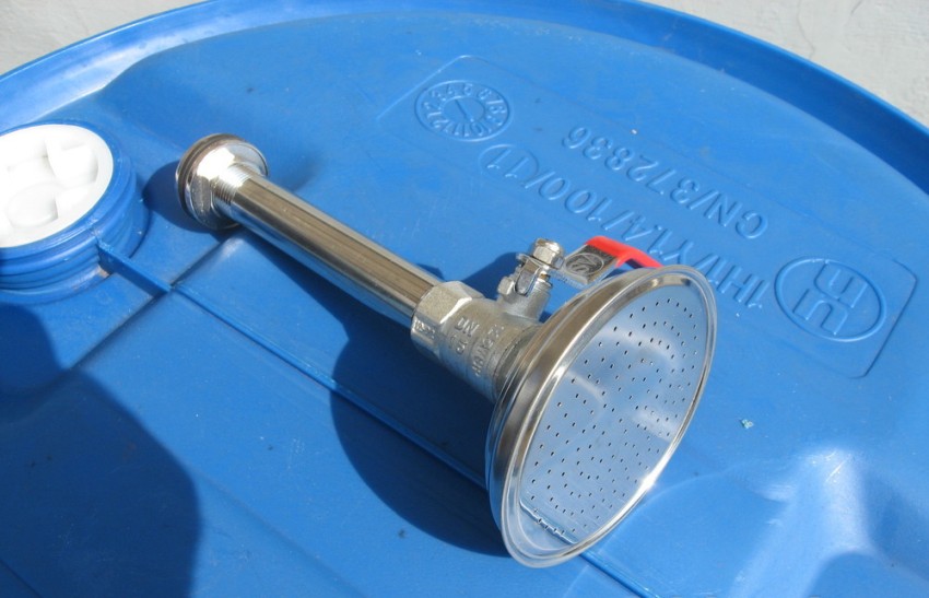 Si vous suivez toutes les règles de fonctionnement, un réservoir de douche en plastique peut durer jusqu'à 30 ans Si vous suivez toutes les règles de fonctionnement, un réservoir de douche en plastique peut durer jusqu'à 30 ans