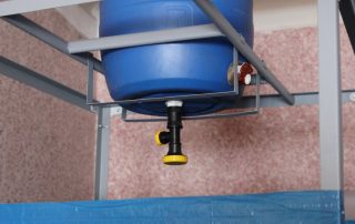 Réservoir de douche chauffé: la présence d'eau chaude pour des vacances d'été confortables