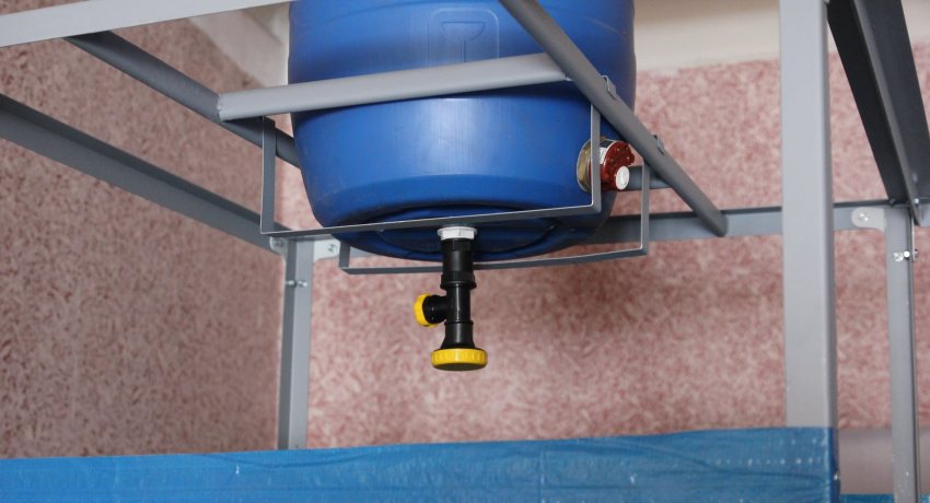 Parmi les avantages des réservoirs en plastique figurent la durabilité, la praticité et le faible coût. Réservoir de douche chauffé: la présence d'eau chaude pour des vacances d'été confortables