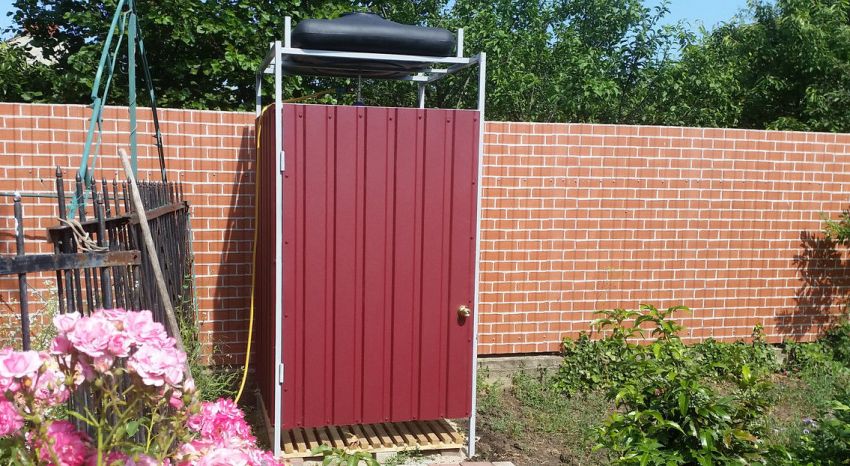 Le réservoir de douche est chauffé à l'électricité, alors n'oubliez pas le danger possible d'utiliser de telles structures Le réservoir de douche est chauffé à l'électricité, alors n'oubliez pas le danger possible d'utiliser de telles structures