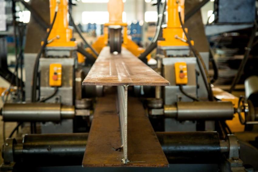 Produkcja belki dwuteowej odbywa się poprzez spawanie trzech głównych elementów, w wyniku czego powstają szwy pasowe Produkcja belki dwuteowej odbywa się poprzez spawanie trzech głównych elementów, w wyniku czego powstają szwy pasowe