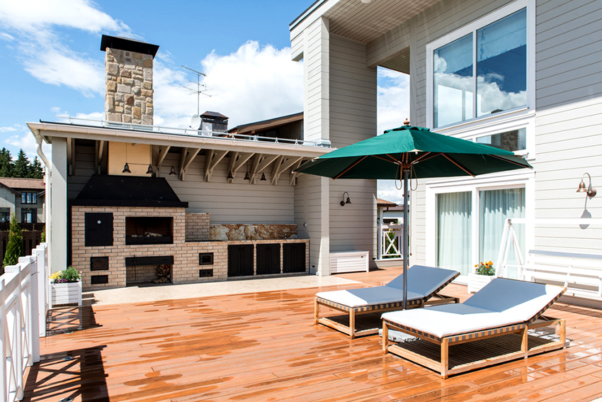 Hvid mursten grill under et tag med en arbejdsflade Hvid mursten grill under et tag med en arbejdsflade