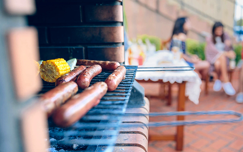 Det tilrådes ikke at placere grill meget tæt på huset såvel som ved siden af brændbare genstande Det tilrådes ikke at placere grill meget tæt på huset såvel som ved siden af brændbare genstande