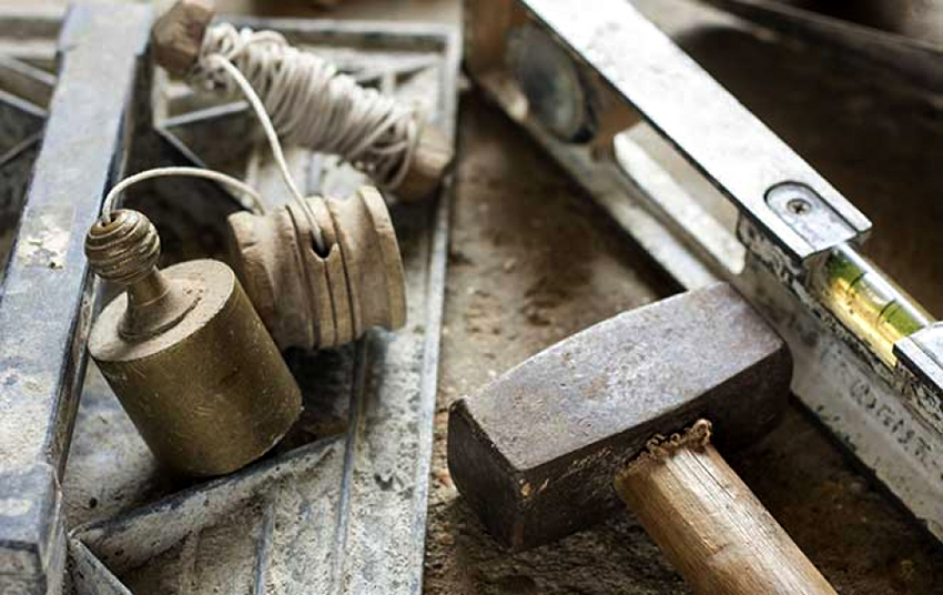For at bygge en grill skal du bruge en hammer, niveau, kværn og lod For at bygge en grill skal du bruge en hammer, niveau, kværn og lod