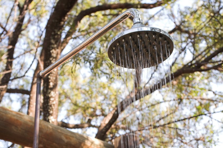 Un cap de pulverizare cu supapă de control al pulverizării face parte din setul minim de duș de vară Un cap de pulverizare cu supapă de control al pulverizării face parte din setul minim de duș de vară