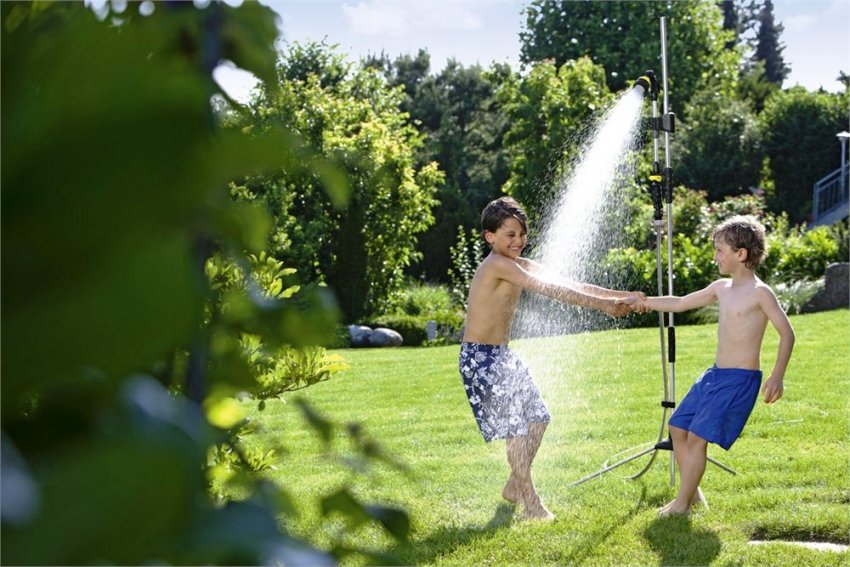 Model confortabil de duș de vară pe un trepied de la Karcher Model confortabil de duș de vară pe un trepied de la Karcher