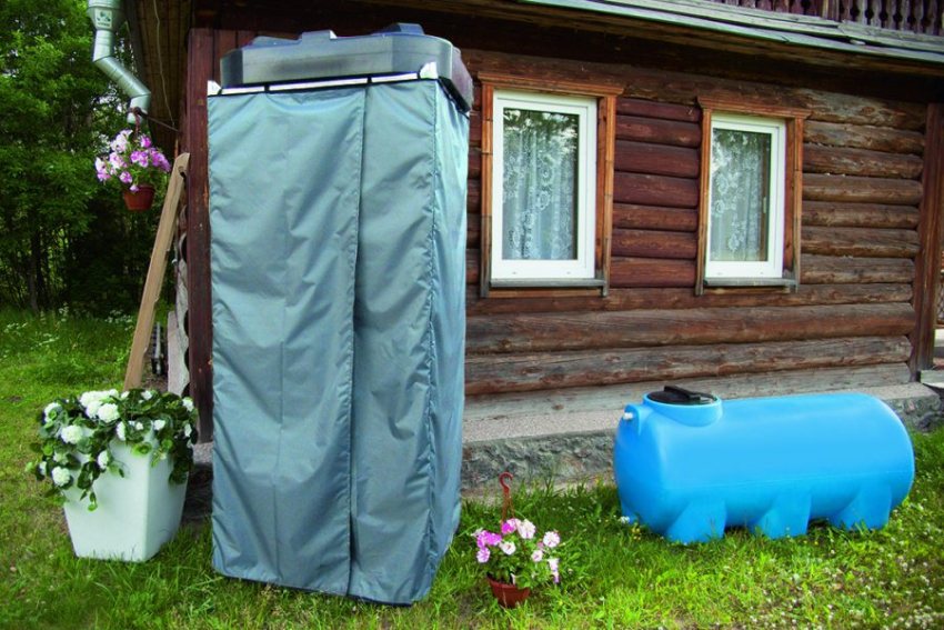 Se recomandă amplasarea unui duș în aer liber lângă casă, astfel încât, după procedurile de apă, să nu fie nevoie să faceți alergări lungi pe stradă Se recomandă amplasarea unui duș în aer liber lângă casă, astfel încât, după procedurile de apă, să nu fie nevoie să faceți alergări lungi pe stradă