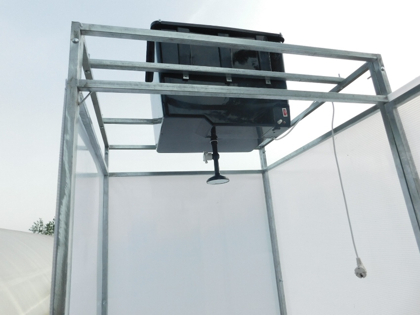 Cel mai popular model este un duș din plastic gata preparat, cu un vestiar și o capacitate încălzită de la rețea Cel mai popular model este un duș din plastic gata preparat, cu un vestiar și o capacitate încălzită de la rețea