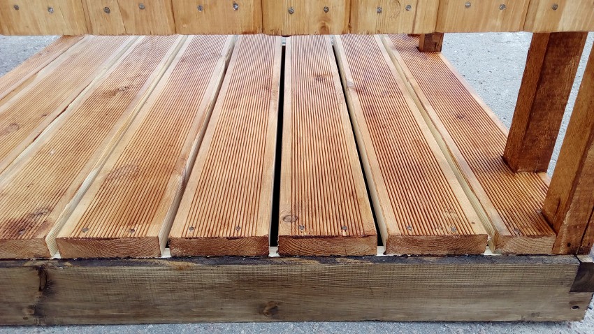 Pentru a asigura scurgerea rapidă a apei, este mai bine să amplasați clădirea pe un loc ușor ridicat. Pentru a asigura scurgerea rapidă a apei, este mai bine să amplasați clădirea pe un loc ușor ridicat.