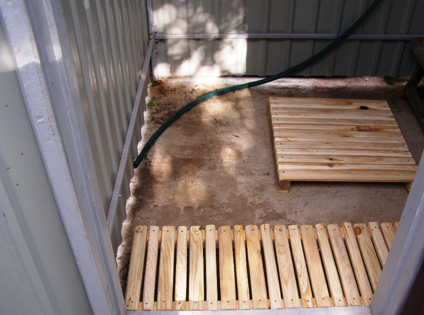 Dacă mai multe persoane se spală în mod regulat la duș, atunci baza trebuie betonată și trebuie drenat complet Dacă mai multe persoane se spală în mod regulat la duș, atunci baza trebuie betonată și trebuie drenat complet