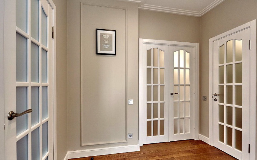 דלתות פנים לבנות עם תוספות זכוכית נראות אלגנטיות למדי דלתות פנים לבנות עם תוספות זכוכית נראות אלגנטיות למדי