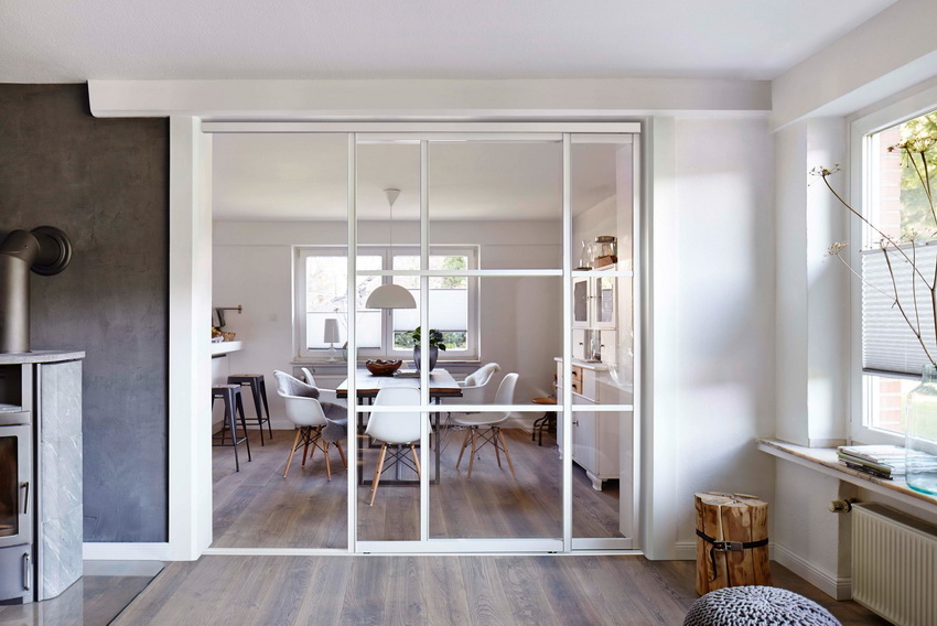 ניתן להשתמש בזכוכית רגילה גם לדלת, אך עיצוב זה לא יימשך זמן רב, ולכן עדיף לבחור מחוספס או מחוזק ניתן להשתמש בזכוכית רגילה גם לדלת, אך עיצוב זה לא יימשך זמן רב, ולכן עדיף לבחור מחוספס או מחוזק