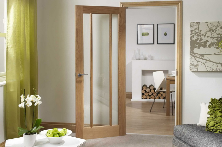 השילוב של עץ וזכוכית בדלתות הפנים נראה מפואר למדי בפנים. השילוב של עץ וזכוכית בדלתות הפנים נראה מפואר למדי בפנים.