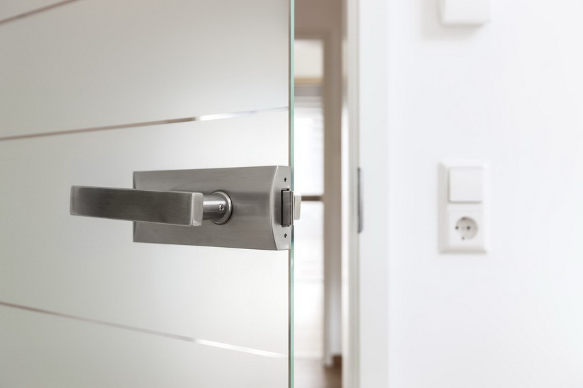 רוב הדגמים של דלתות זכוכית מצוידים בידיות במהלך הייצור, אך ניתן לרכוש אותם בנפרד רוב הדגמים של דלתות זכוכית מצוידים בידיות במהלך הייצור, אך ניתן לרכוש אותם בנפרד