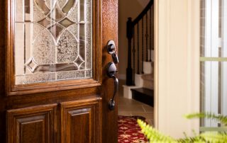 Drzwi z litego drewna: szlachetność natury w nowoczesnym wnętrzu