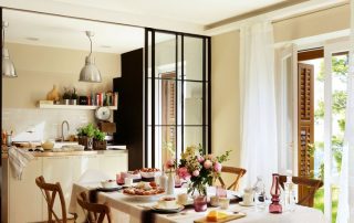 Mga sliding door na salamin: isang ultramodern na paraan ng interior zoning