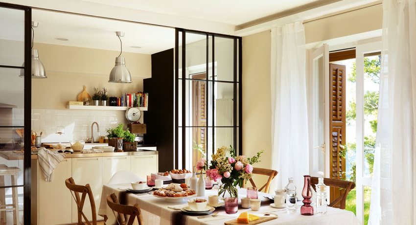 Glasskydedøre er en god løsning til zonering af et rum eller adskillelse af en lille del af det Glidende glasdøre: en ultramoderne måde at indregulere indvendigt på