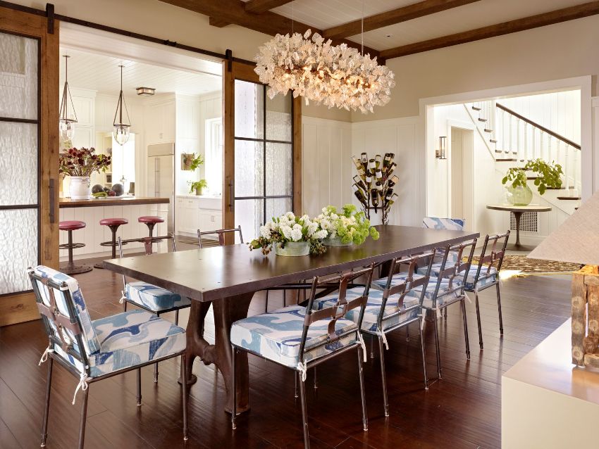 En vigtig fordel, der kan implementeres i en glidestruktur, når døren fastgøres ovenfra, er fraværet af tærskler En vigtig fordel, der kan implementeres i en glidestruktur, når døren fastgøres ovenfra, er fraværet af tærskler