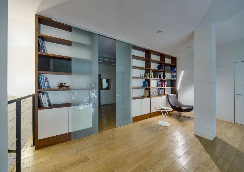 Dobbeltbladede rumdøre inkluderer to blade, der divergerer i forskellige retninger i åbningstidspunktet Dobbeltbladede rumdøre inkluderer to blade, der divergerer i forskellige retninger i åbningstidspunktet