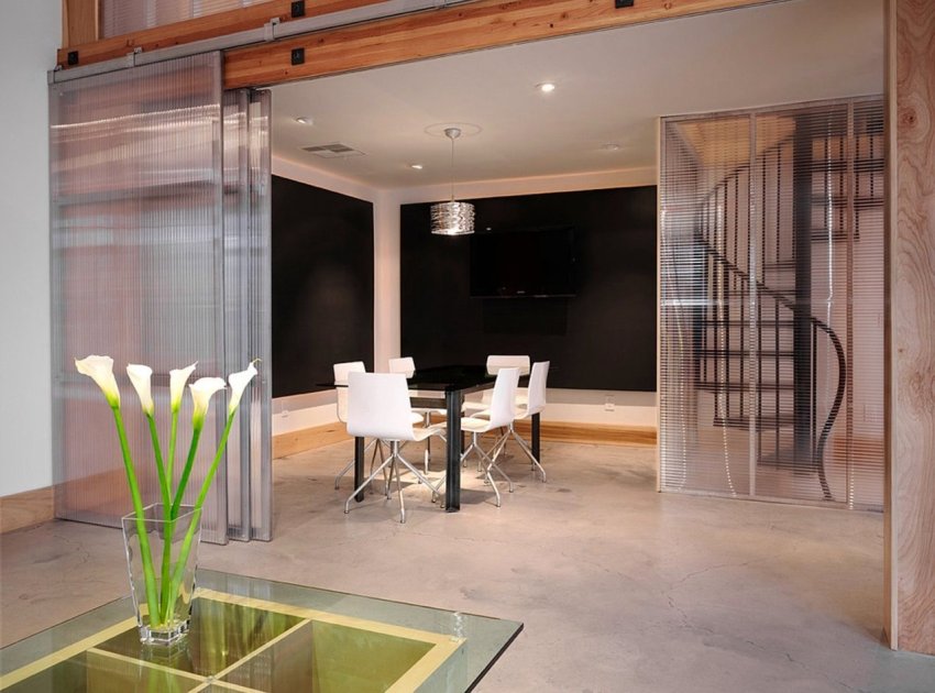 Hængslede strukturer af glasskydedøre er fastgjort på væggen eller loftet i modsætning til de ophængte Hængslede strukturer af glasskydedøre er fastgjort på væggen eller loftet i modsætning til de ophængte