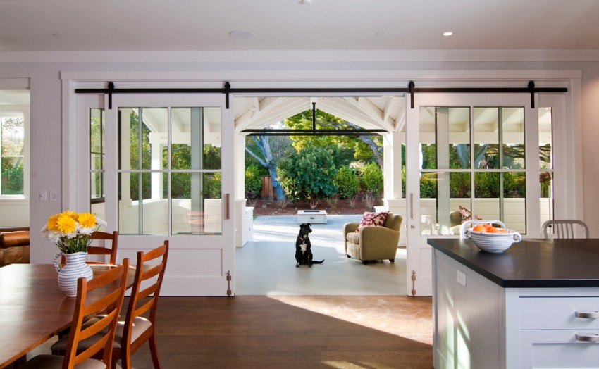 Glasskydedøre tillader en betydelig mængde naturligt lys ind i rummet Glasskydedøre tillader en betydelig mængde naturligt lys ind i rummet