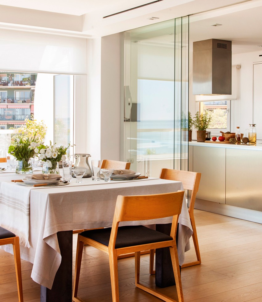 Glasdøre skaber en følelse af enhed i rummet, hvilket gør interiøret lysere Glasdøre skaber en følelse af enhed i rummet, hvilket gør interiøret lysere