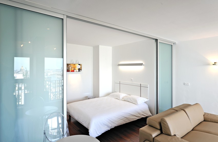 Forskellige faktorer påvirker stilheden og holdbarheden af skydedørdesignet, såsom kvaliteten af de lejer, der er installeret i rullerne Forskellige faktorer påvirker stilheden og holdbarheden af skydedørdesignet, såsom kvaliteten af de lejer, der er installeret i rullerne