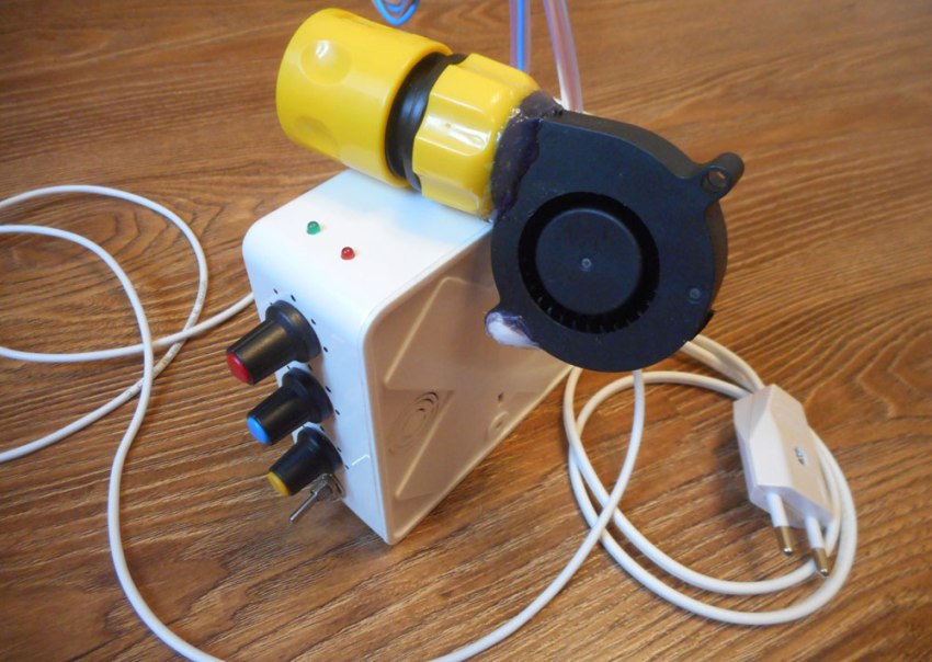 Bilo koji generator dima za pušnicu s hladnim dimom sastoji se od spremnika, pumpe (kompresora) i ejektora Bilo koji generator dima za pušnicu s hladnim dimom sastoji se od spremnika, pumpe (kompresora) i ejektora