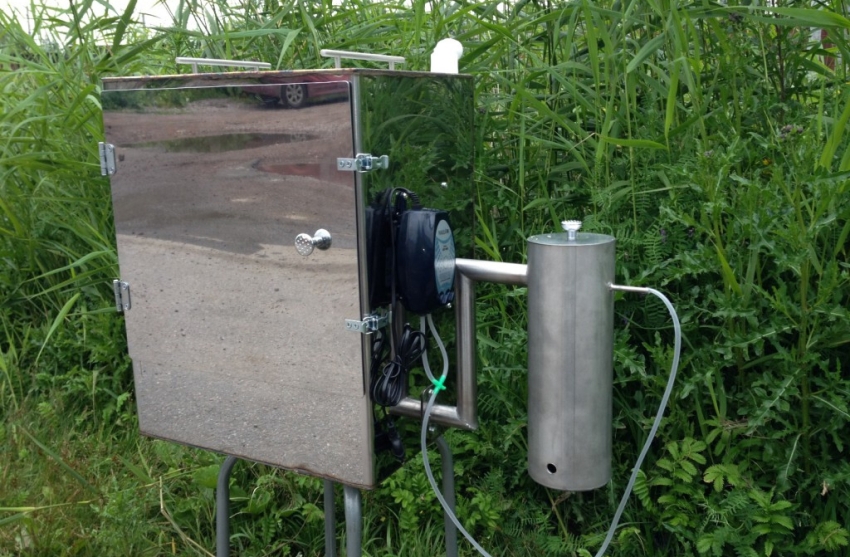 Domaći generator dima sastavljen je i pričvršćen na komoru za pušenje Domaći generator dima sastavljen je i pričvršćen na komoru za pušenje