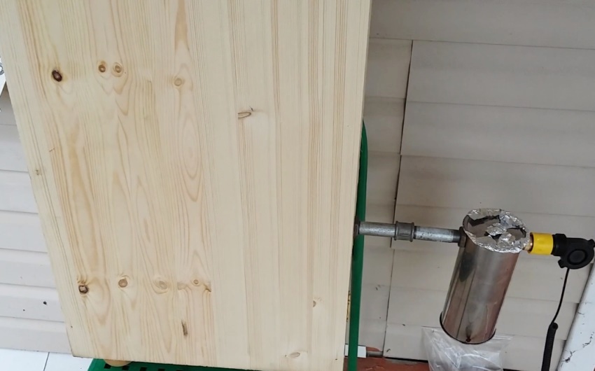 Ako izbacivač postavite na dno uređaja, tada u uređaju neće doći do prirodnog propuha zraka, jer će komora proizvoda i spremnik za piljevinu biti na istoj razini Ako izbacivač postavite na dno uređaja, tada u uređaju neće doći do prirodnog propuha zraka, jer će komora proizvoda i spremnik za piljevinu biti na istoj razini