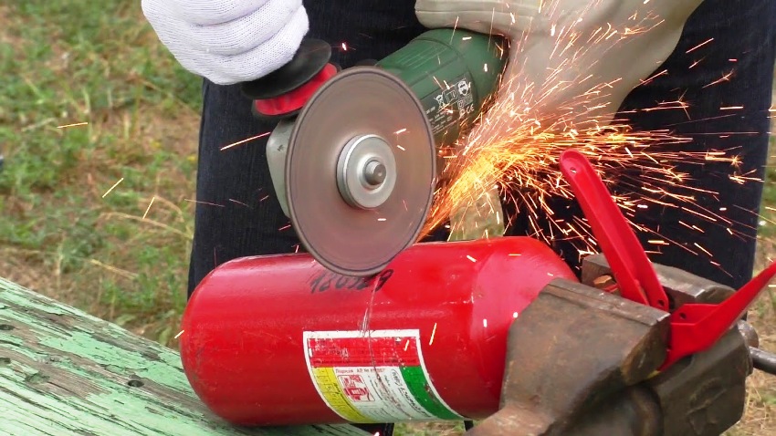 Da bi se napravio generator dima, uzima se aparat za gašenje požara promjera oko 100 mm i duljine 500 mm Da bi se napravio generator dima, uzima se aparat za gašenje požara promjera oko 100 mm i duljine 500 mm