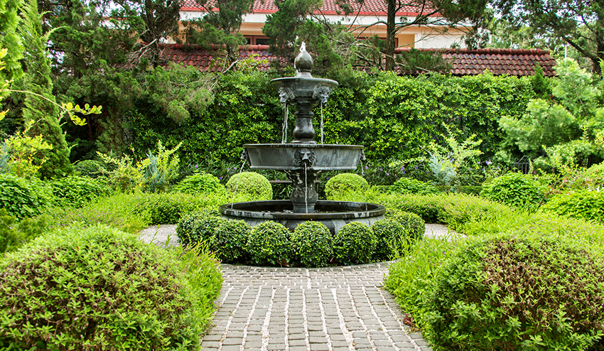 For en tomt i klassisk stil er en fontene bestående av flere boller ideell For en tomt i klassisk stil er en fontene bestående av flere boller ideell