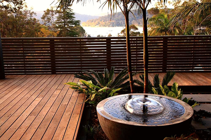 Vannstrålen i fontener av typen Bell danner en kuppelform Vannstrålen i fontener av typen Bell danner en kuppelform