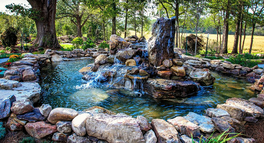 A beautiful DIY fountain is a bright accent on the summer cottage Do-it-yourself fountain in the country: a bright accent in the design of a suburban area