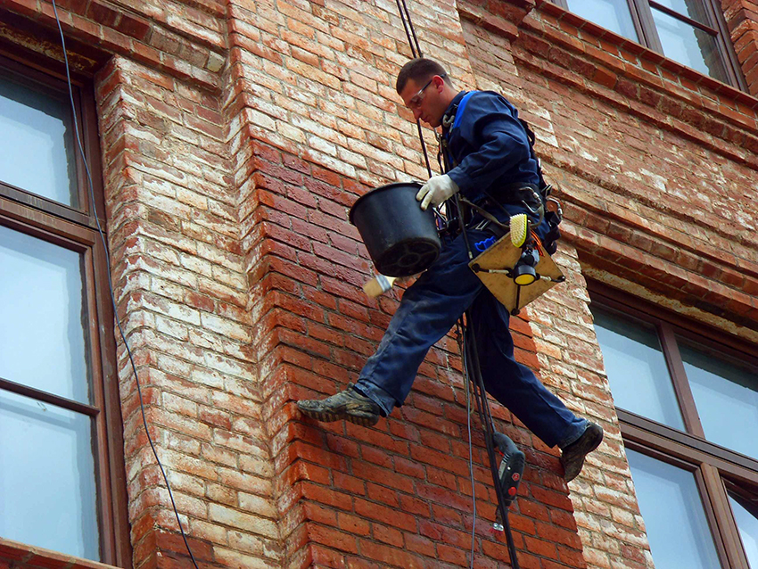 Para sa mga brick, maaari kang gumamit ng mga repellent ng tubig na may basang bato na epekto Para sa mga brick, maaari kang gumamit ng mga repellent ng tubig na may basang bato na epekto