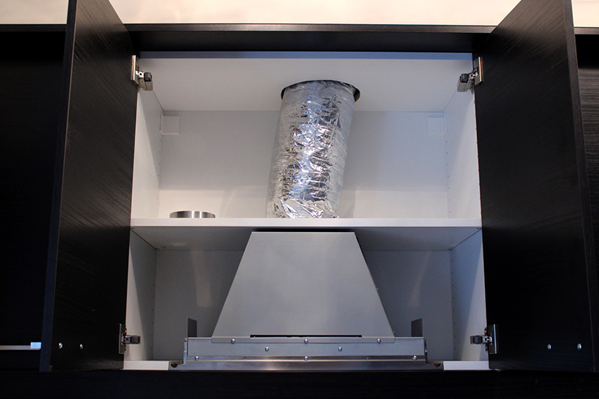 เพื่อให้มองไม่เห็นเครื่องดูดควันและท่อเลยจึงวางไว้ในตู้ติดผนัง