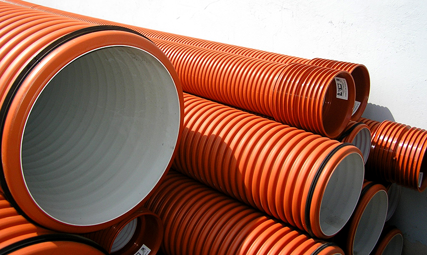 ท่อพลาสติกดูเรียบร้อยกว่าท่อโลหะ แต่ทนต่ออุณหภูมิได้น้อยกว่า