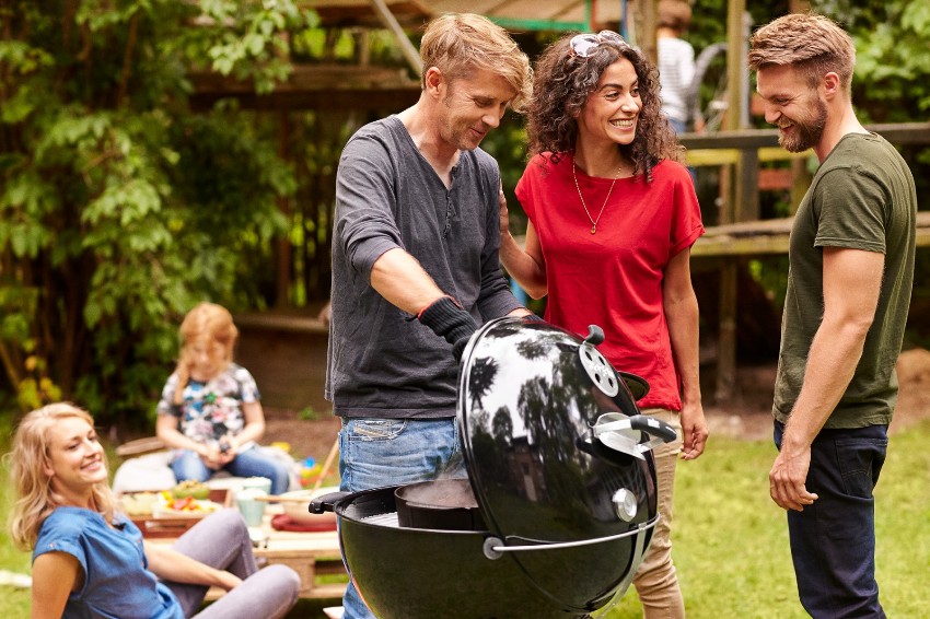 En emaljert grill er mindre pålitelig og holdbar enn installasjoner laget av andre metaller En emaljert grill er mindre pålitelig og holdbar enn installasjoner laget av andre metaller