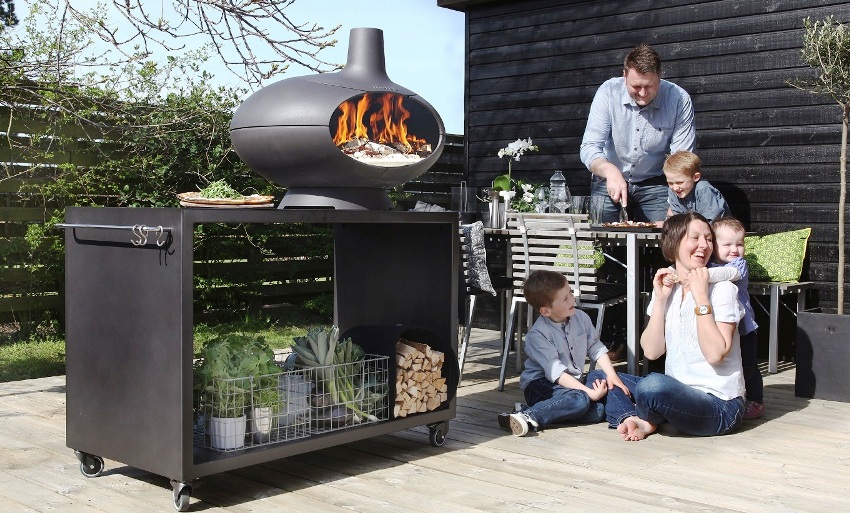 Prinsippet om drift av vedfyrte griller ligner på kull, bare tre brukes som drivstoff Prinsippet om drift av vedfyrte griller ligner på kull, bare tre brukes som drivstoff