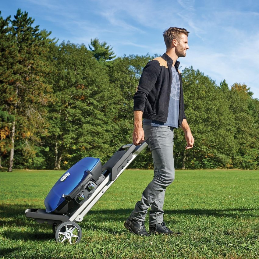 Rammen til den bærbare gassgrillen Napoleon TravelQ er designet som en saks, kan foldes i en bevegelse og brettes umiddelbart ut Rammen til den bærbare gassgrillen Napoleon TravelQ er designet som en saks, kan foldes i en bevegelse og brettes umiddelbart ut