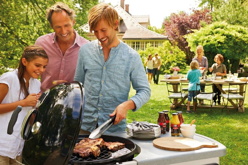 Av sikkerhetsmessige grunner anbefales det ikke å installere grillen ved siden av et boligbygg Av sikkerhetsmessige grunner anbefales det ikke å installere grillen ved siden av et boligbygg