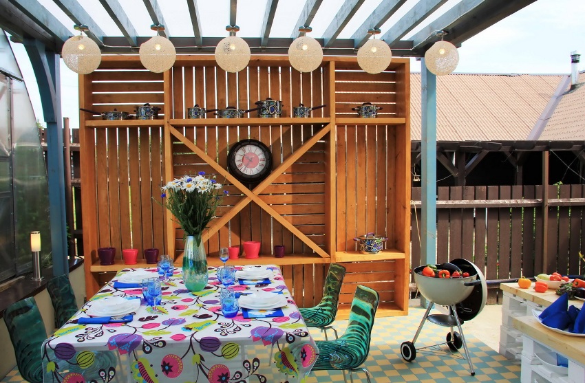 En utendørs grill kan installeres hvor som helst i sommerhuset, det viktigste er at strukturen har pålitelig støtte En utendørs grill kan installeres hvor som helst i sommerhuset, det viktigste er at strukturen har pålitelig støtte